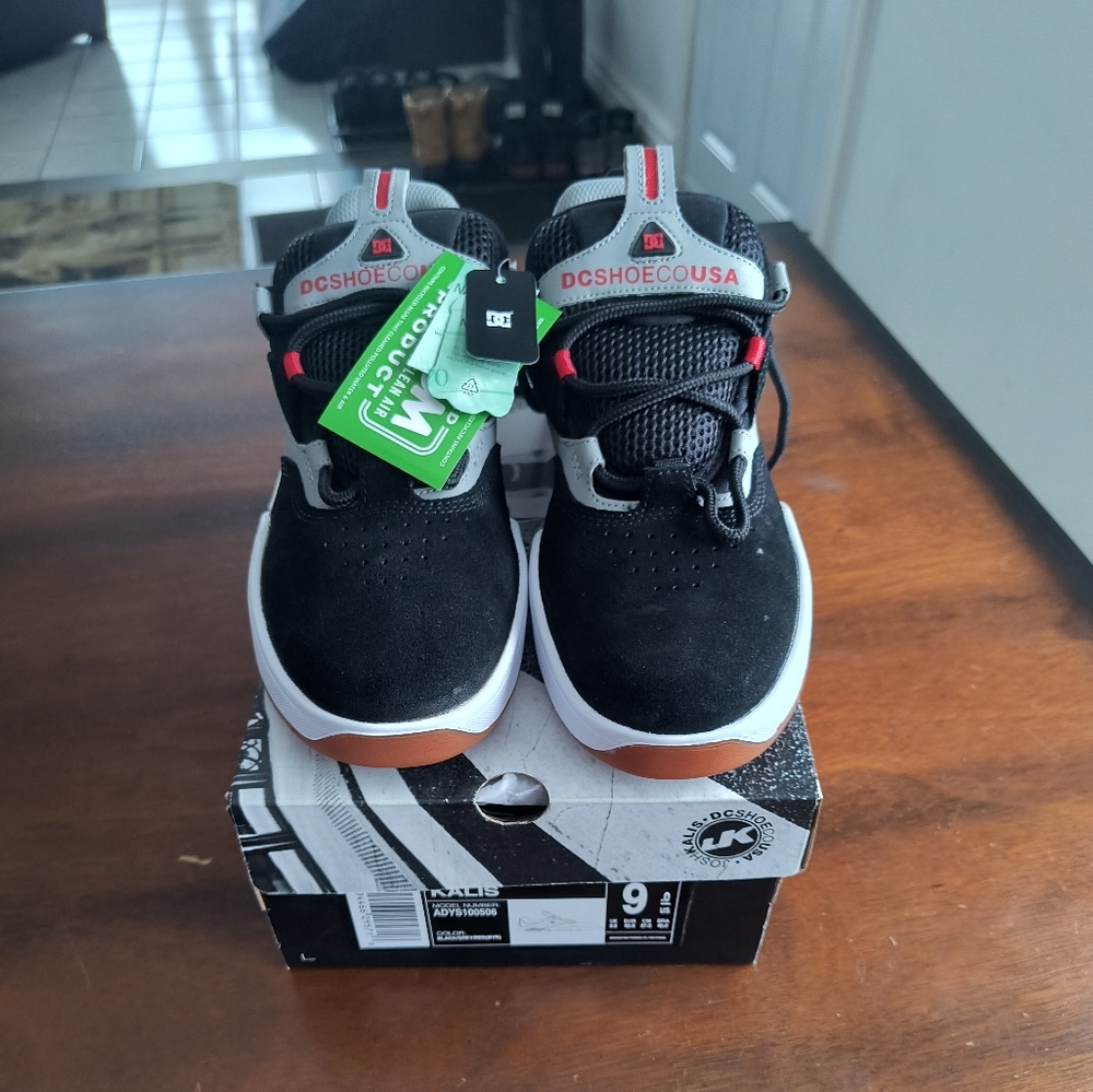 DC Kalis LE Leather Shoes, size US9 BNWT ✨